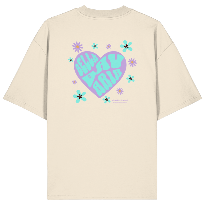 Naturfarbenes Oversize T-Shirt mit großem Herz-Backprint im Retro-Stil, floralen Elementen und dem Schriftzug „Bella Bavaria“ in Lila und Mint. Designed &amp; bedruckt in Bayern.