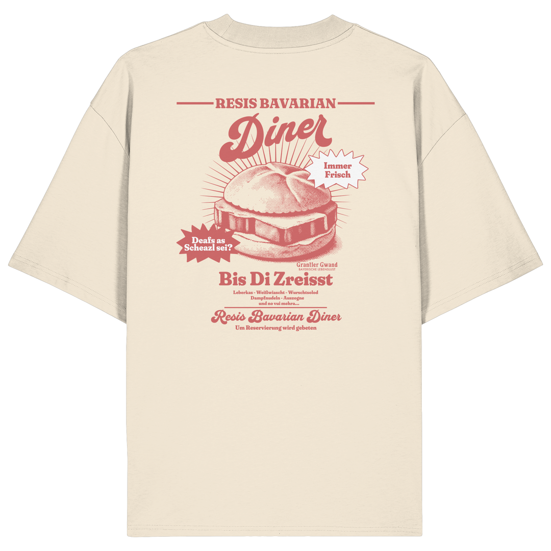 Cremefarbenes Oversize Bio-Shirt mit rotem Backprint „Resis Bavarian Diner“ – bayerisches Streetwear T-Shirt mit Leberkässemmel im Vintage-Diner-Design von Grantler Gwand