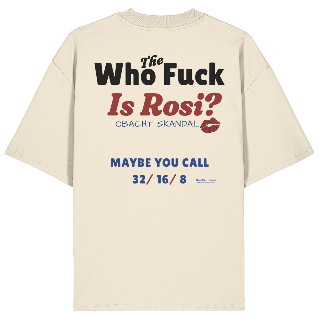 Beiges Oversize-T-Shirt mit großem Backprint „Who The Fuck Is Rosi?“ im humorvollen Typografie-Design. Modernes bayerisches Streetwear-Shirt für Volksfest, Biergarten und gesellige Abende. Hochwertige Bio-Baumwolle, designed und bedruckt in Bayern von Grantler Gwand.