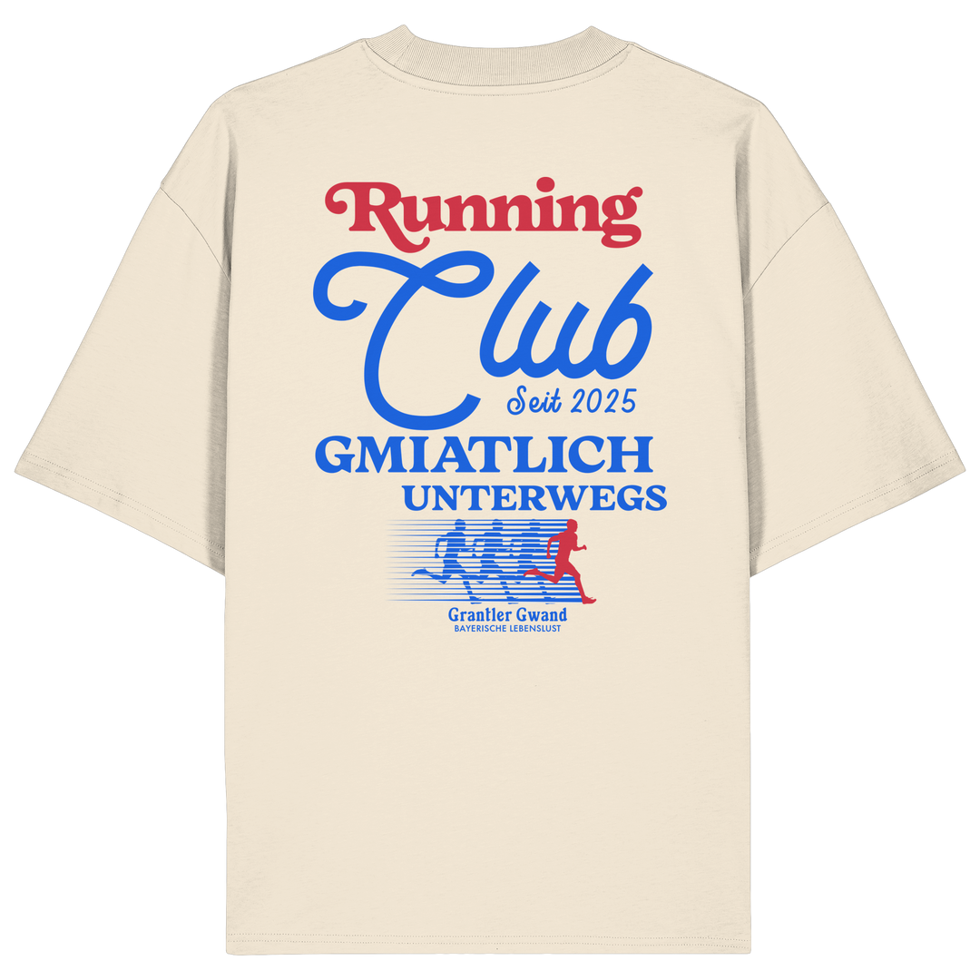 Cremefarbenes Oversize Shirt mit großem Running Club Backprint im Retro-Design in Blau und Rot sowie „Gmiatlich unterwegs“ Schriftzug – hochwertiges Bio-Baumwoll Streetwear T-Shirt für Laufen und Freizeit von Grantler Gwand.