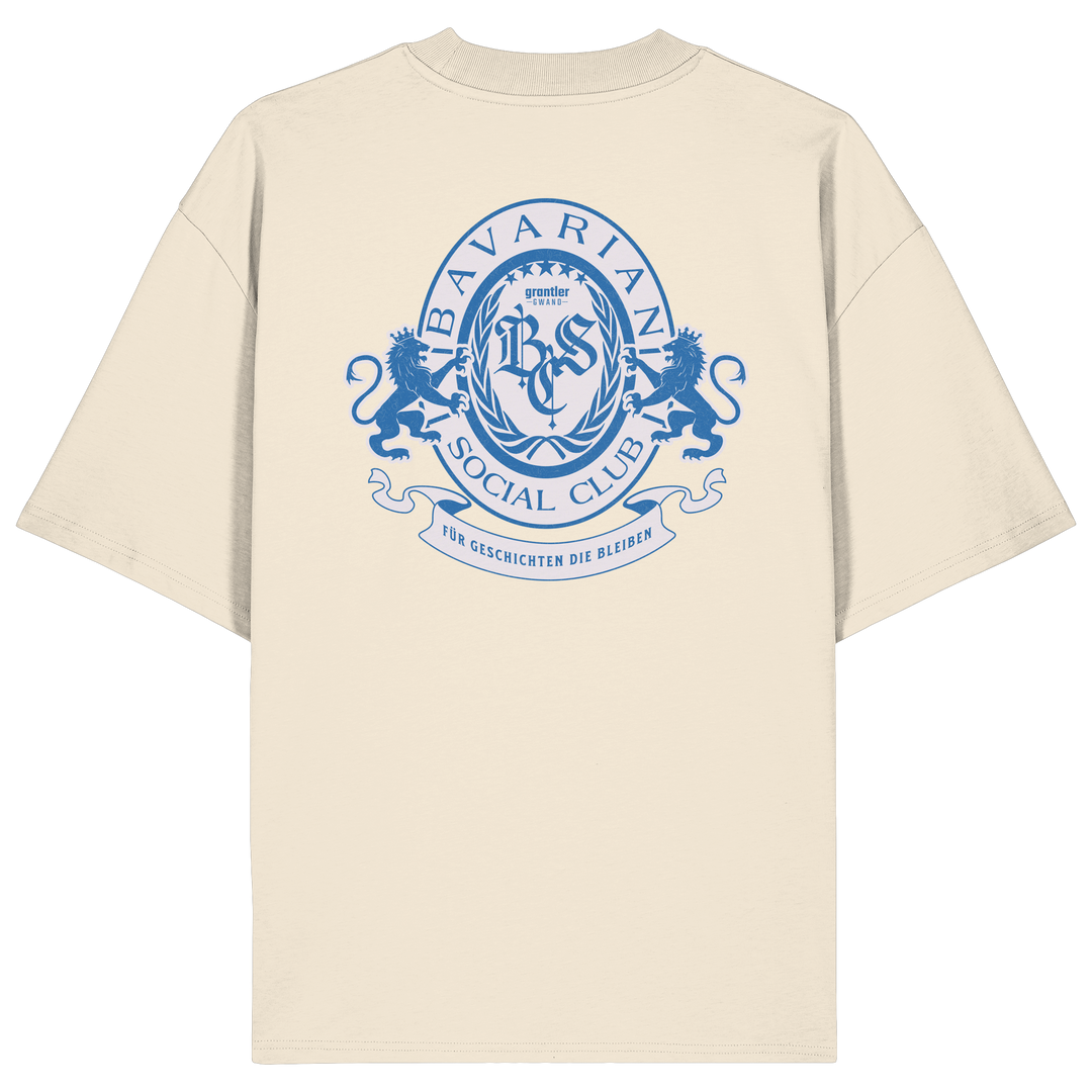naturfarbenes Oversize T-Shirt mit großem blauen Bavarian Social Club Wappen auf dem Rücken, Lorbeerkranz, Löwen und hochwertigem bayerischen Streetwear-Design.