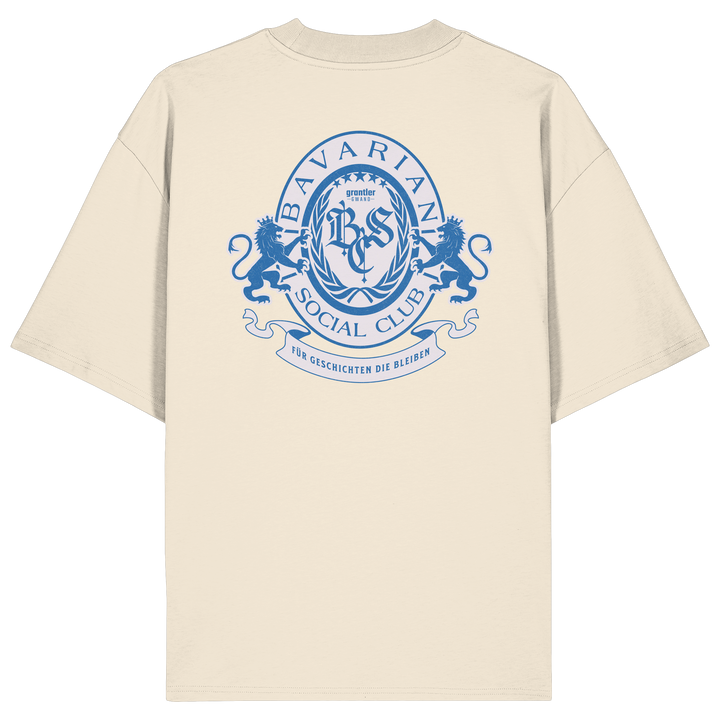 naturfarbenes Oversize T-Shirt mit großem blauen Bavarian Social Club Wappen auf dem Rücken, Lorbeerkranz, Löwen und hochwertigem bayerischen Streetwear-Design.