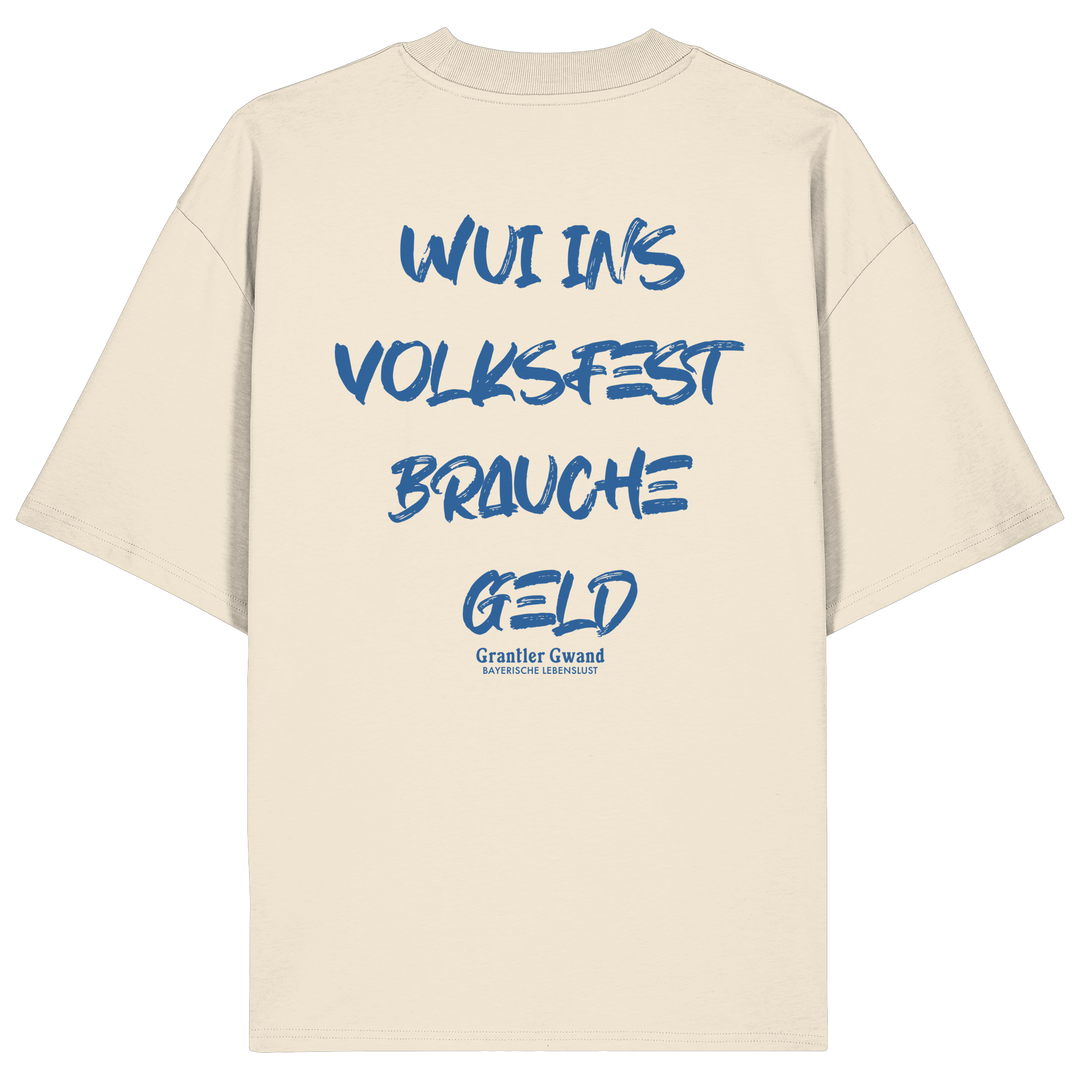 Cremfarbenes Oversize Shirt von Grantler Gwand mit blauem Backprint „Wui ins Volksfest – brauche Geld“ in markanter Brush-Schrift – bayerisches Streetwear Shirt aus Bio-Baumwolle.