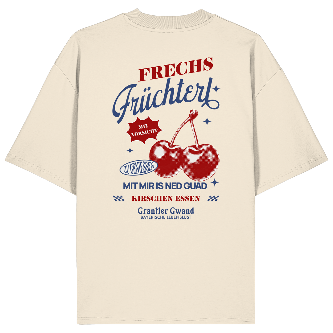 Cremefarbenes Oversize-T-Shirt mit „Frechs Früchterl“-Backprint und Kirschen-Motiv – bayerische Streetwear von Grantler Gwand im modernen Retro-Look mit typografischem Design.