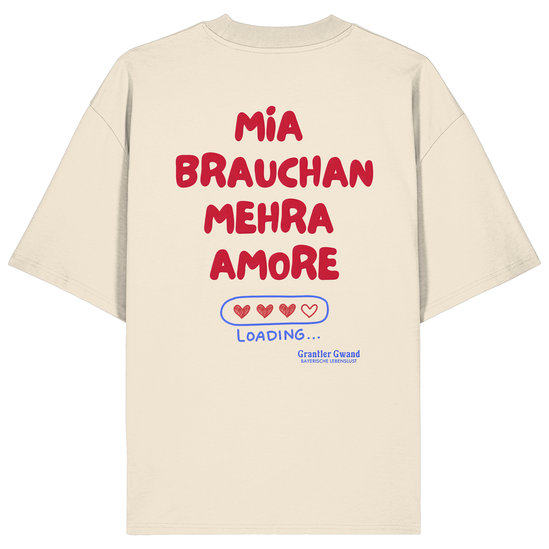 Naturfarbenes Oversize Shirt mit großem Backprint "Mia brauchan mehra Amore" und Herz-Ladebalken im bayerischen Streetwear-Design von Grantler Gwand.