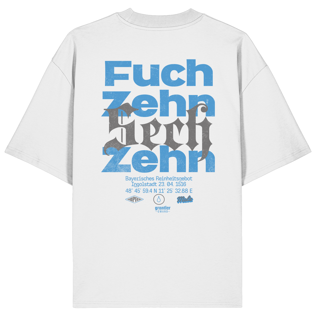 Weißes oversize Shirt mit großem typografischen Backprint „Fuchzehn“, modernen blauen und schwarzen Schriftzügen sowie Verweis auf das Bayerische Reinheitsgebot von 1516.