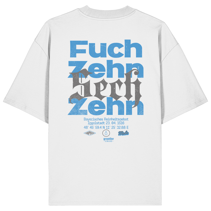 Weißes oversize Shirt mit großem typografischen Backprint „Fuchzehn“, modernen blauen und schwarzen Schriftzügen sowie Verweis auf das Bayerische Reinheitsgebot von 1516.