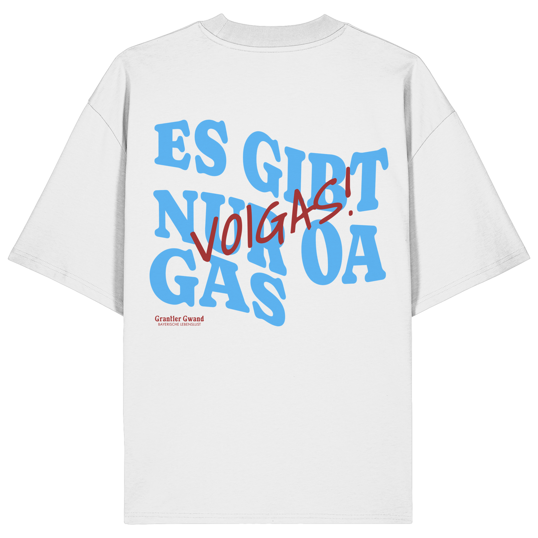 Weißes Oversize Shirt mit großem Backprint und dem bayerischen Spruch „Es gibt nur oa Gas“ im modernen Typografie-Design von Grantler Gwand.