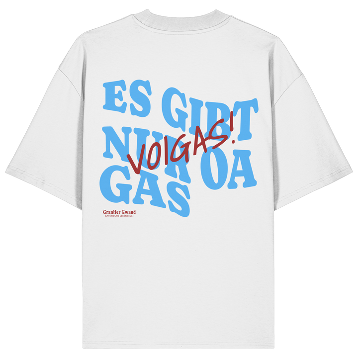 Weißes Oversize Shirt mit großem Backprint und dem bayerischen Spruch „Es gibt nur oa Gas“ im modernen Typografie-Design von Grantler Gwand.