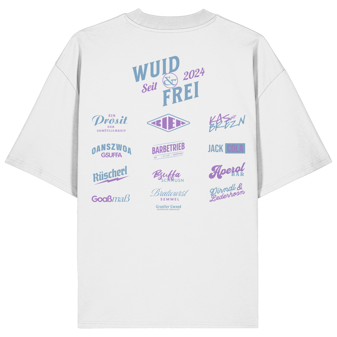 Weißes oversize Shirt mit großem Backprint „Wuid & Frei seit 2024“ sowie verschiedenen bayerischen Typografie-Designs und Dialektbegriffen.