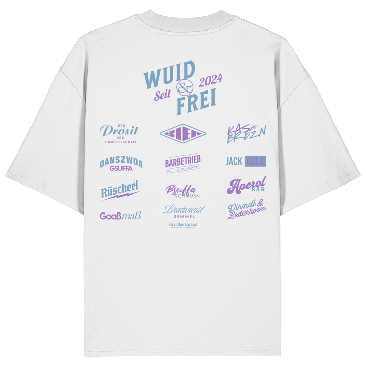 Weißes oversize Shirt mit großem Backprint „Wuid &amp; Frei seit 2024“ sowie verschiedenen bayerischen Typografie-Designs und Dialektbegriffen.