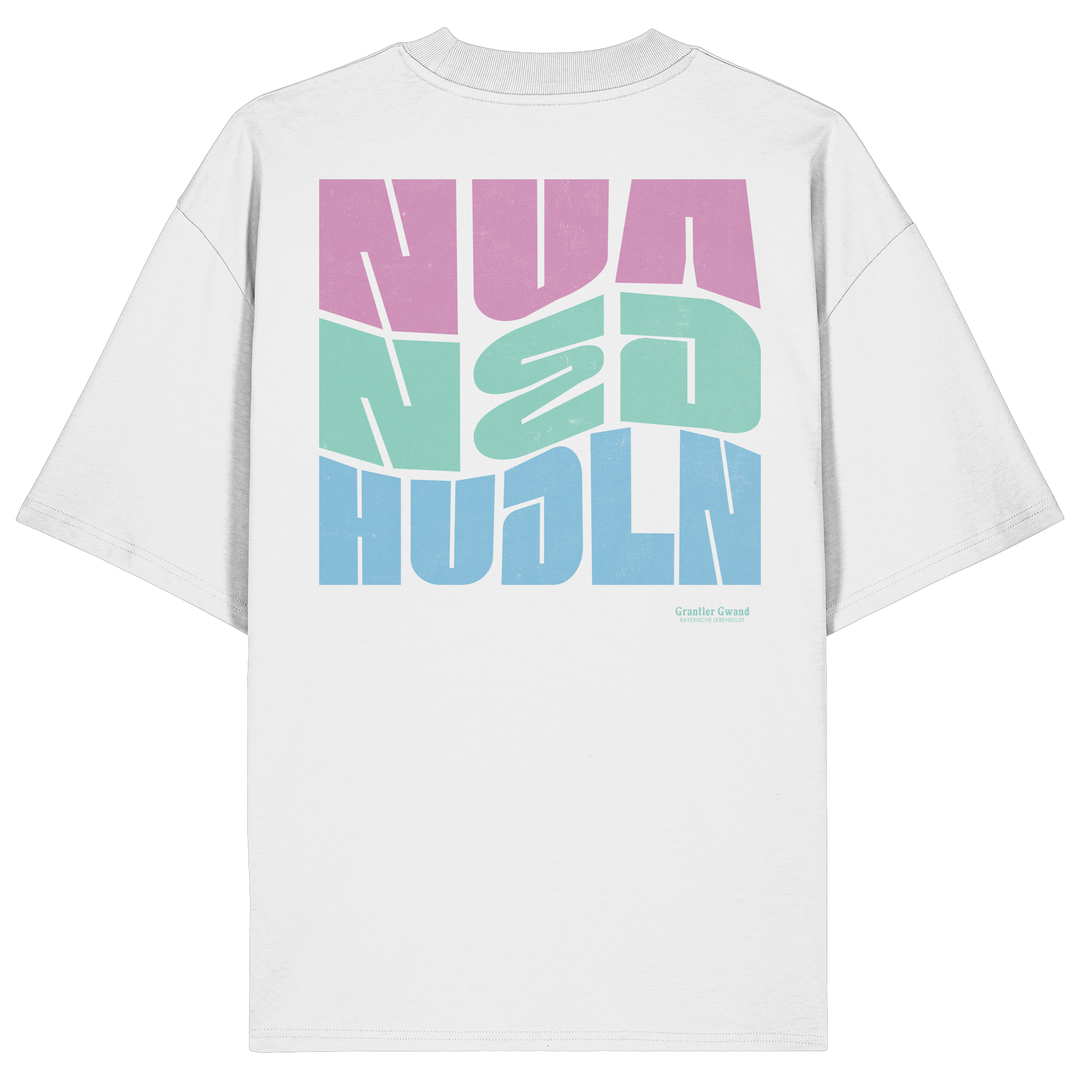 Weißes oversize Shirt mit großem Backprint „Nua Ned Hudln“ im modernen Retro-Typografie-Design von Grantler Gwand.
