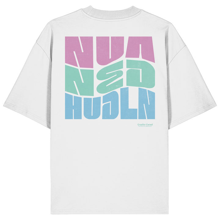 Weißes oversize Shirt mit großem Backprint „Nua Ned Hudln“ im modernen Retro-Typografie-Design von Grantler Gwand.