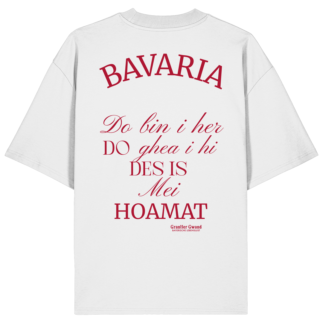 Weißes Oversize Shirt mit großem Backprint „Bavaria – Do bin i her. Do ghea i hi. Des is mei Hoamat.“ in elegantem Typografie-Design.