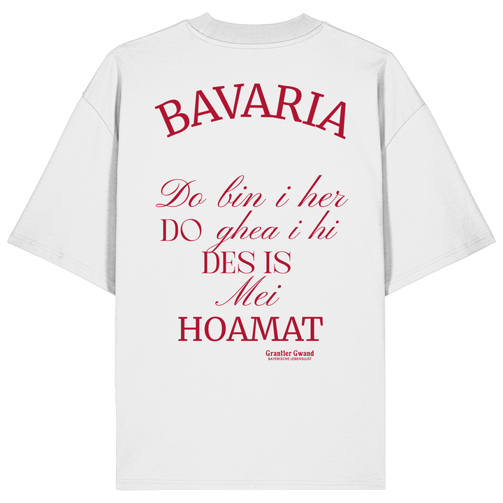 Weißes Oversize Shirt mit großem Backprint „Bavaria – Do bin i her. Do ghea i hi. Des is mei Hoamat.“ in elegantem Typografie-Design.