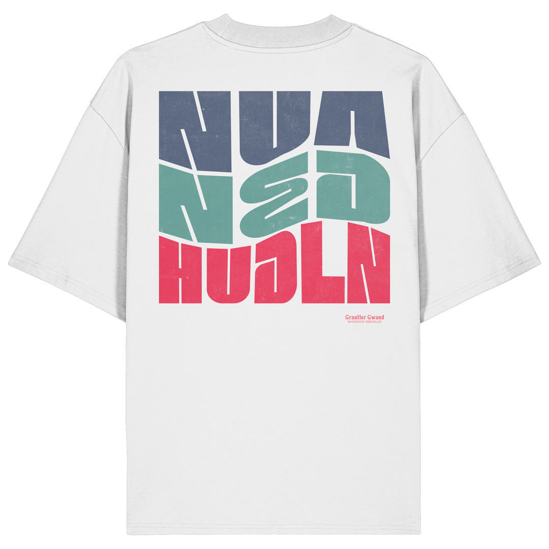 Weißes Shirt mit großem Backprint „Nua Ned Hudln“ im modernen Retro-Typografie-Design von Grantler Gwand.
