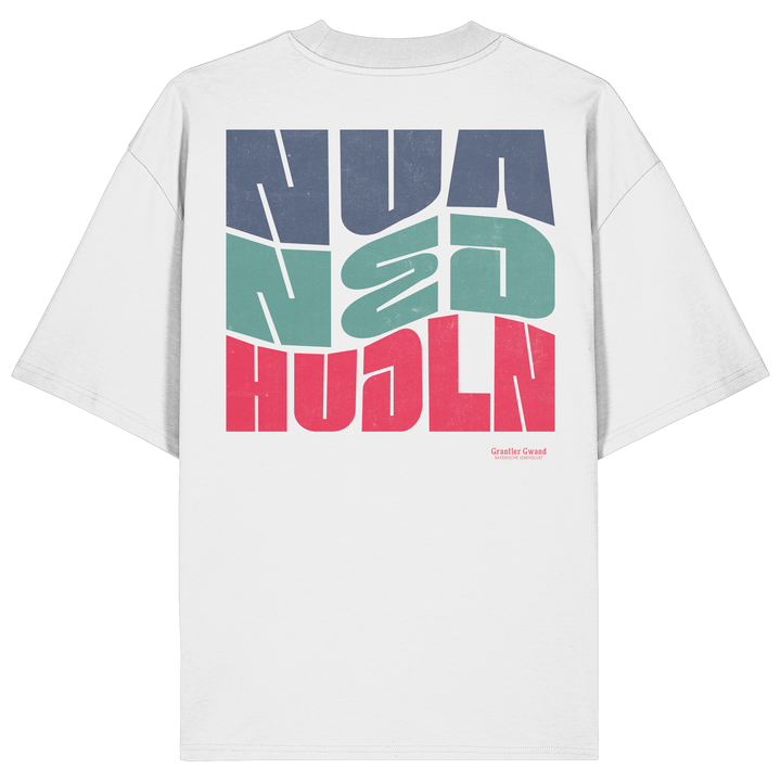 Weißes Shirt mit großem Backprint „Nua Ned Hudln“ im modernen Retro-Typografie-Design von Grantler Gwand.