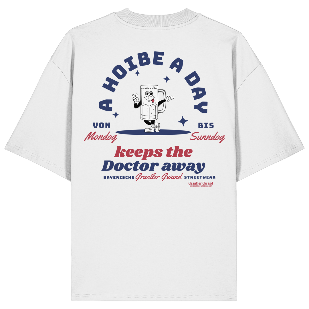 Weißes oversize Shirt mit großem Backprint „A Hoibe a Day keeps the Doctor away“ und einem gezeichneten Bierkrug als Motiv.