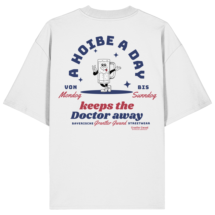 Weißes oversize Shirt mit großem Backprint „A Hoibe a Day keeps the Doctor away“ und einem gezeichneten Bierkrug als Motiv.