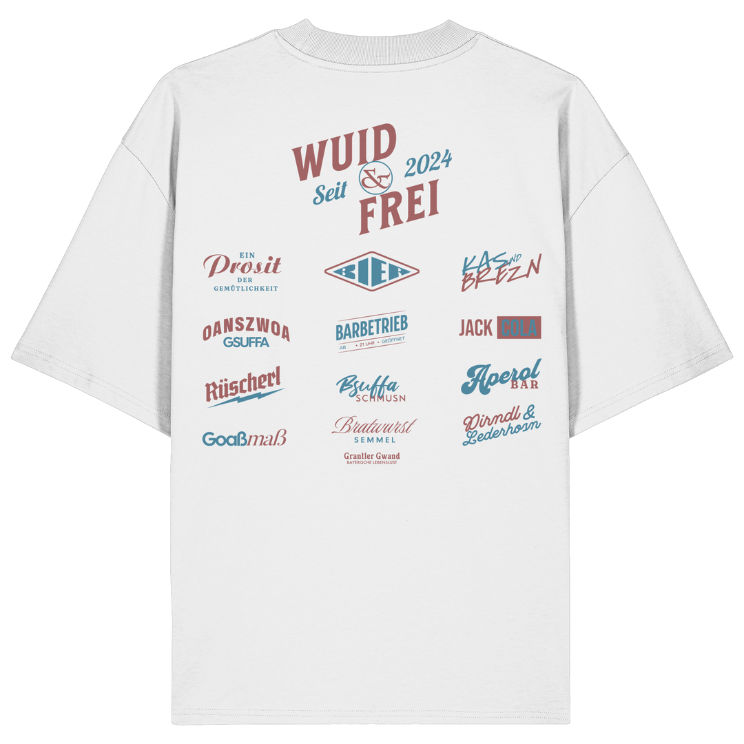 Weißes oversize Shirt mit großem Backprint „Wuid &amp; Frei seit 2024“ sowie verschiedenen bayerischen Typografie-Designs und Dialektbegriffen.