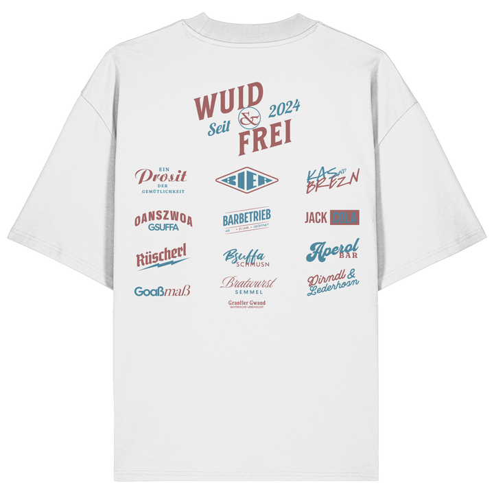 Weißes oversize Shirt mit großem Backprint „Wuid &amp; Frei seit 2024“ sowie verschiedenen bayerischen Typografie-Designs und Dialektbegriffen.