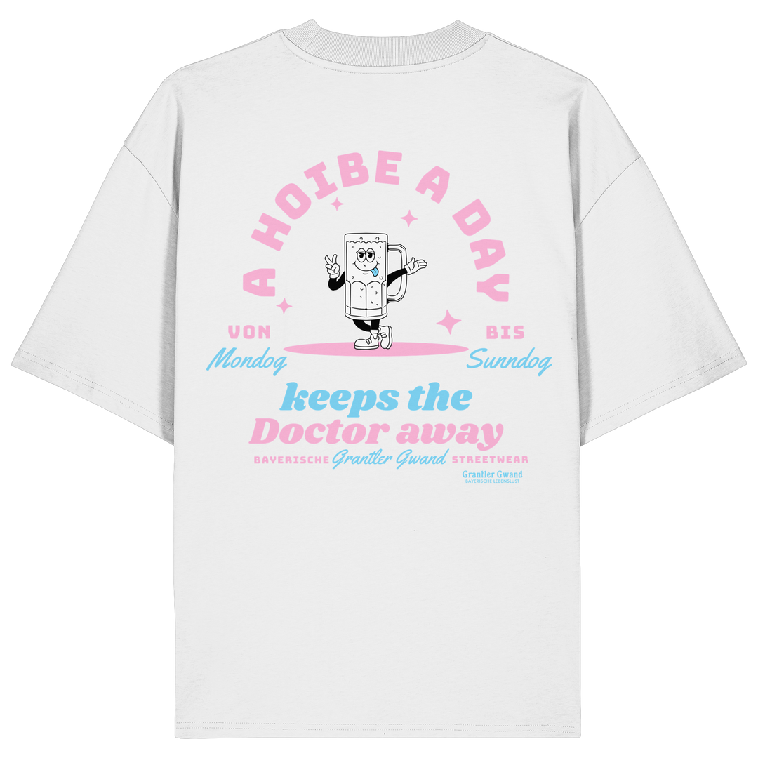 Weißes Oversize Shirt mit großem Backprint „A Hoibe A Day keeps the Doctor away“, einem lächelnden Bierkrug und den Schriftzügen „Von Mondog bis Sunndog“ von Grantler Gwand.