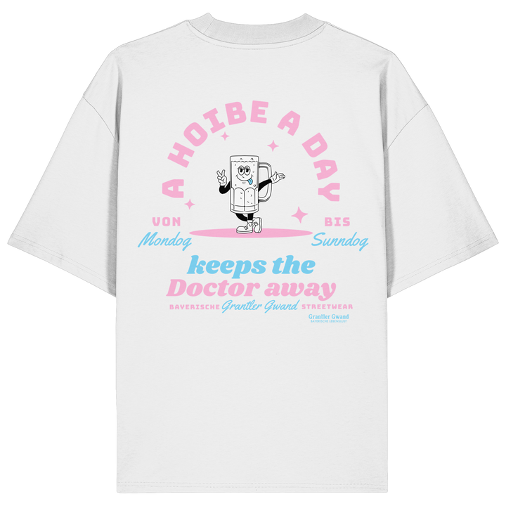 Weißes Oversize Shirt mit großem Backprint „A Hoibe A Day keeps the Doctor away“, einem lächelnden Bierkrug und den Schriftzügen „Von Mondog bis Sunndog“ von Grantler Gwand.