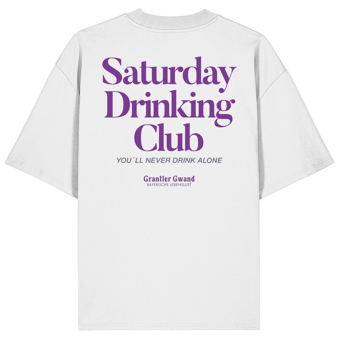 Weißes oversize Shirt mit großem Rückenprint „Saturday Drinking Club“ in Blau und rotem Schriftzug „You'll never drink alone“.