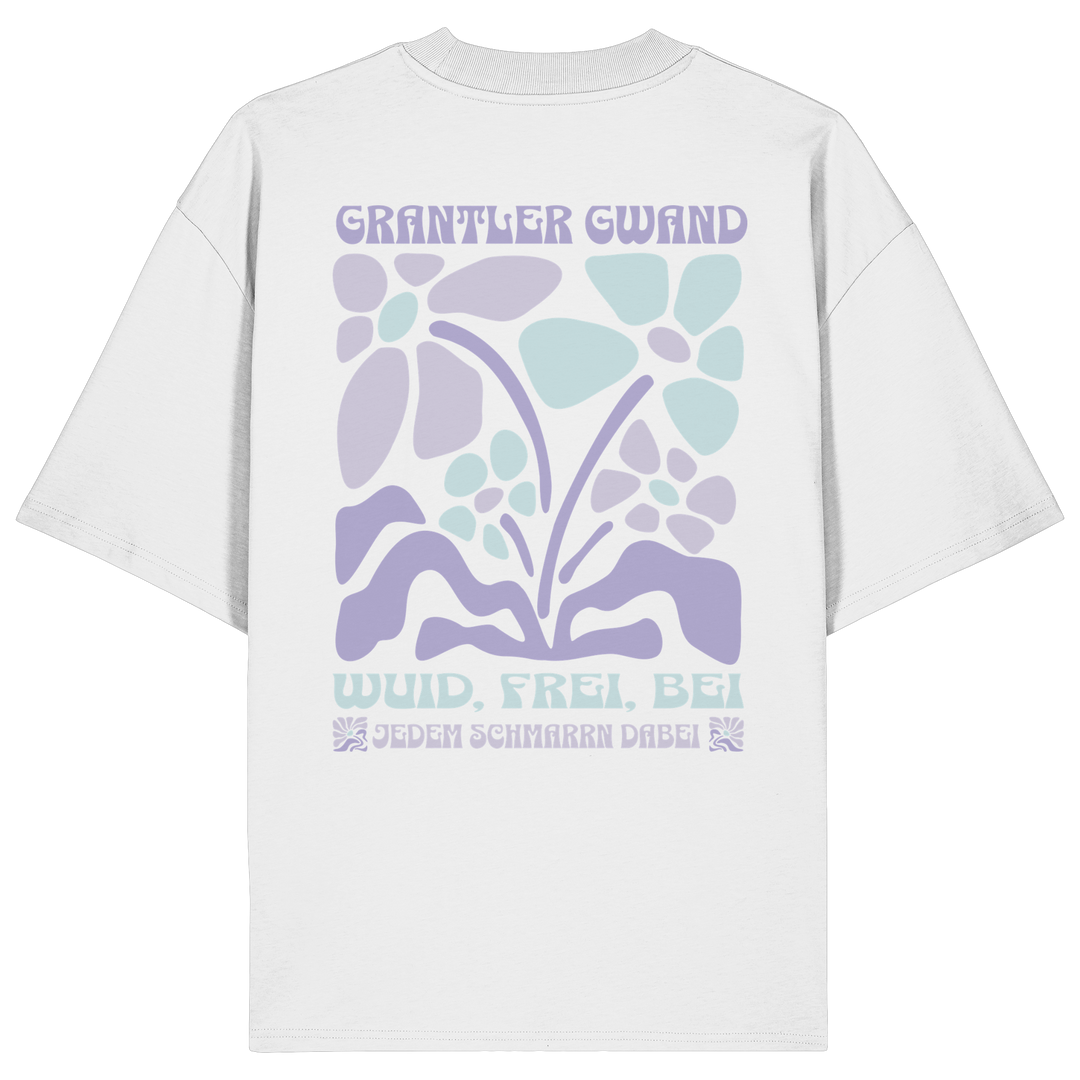 Weißes Oversize Shirt mit großem Retro-Blumen-Backprint und dem bayerischen Schriftzug „Wuid, Frei, Bei Jedem Schmarrn Dabei“ von Grantler Gwand.