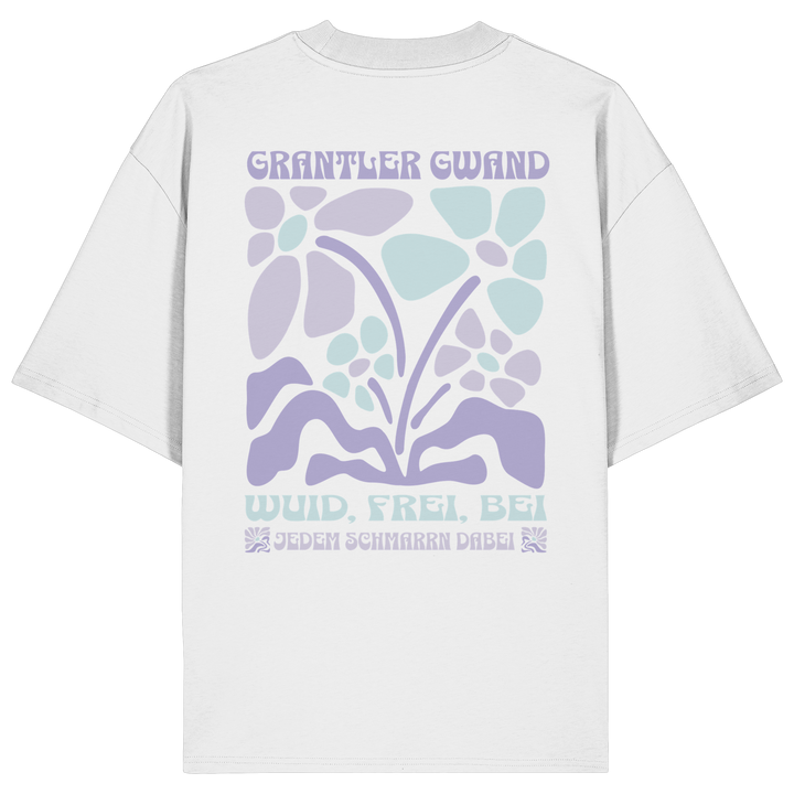 Weißes Oversize Shirt mit großem Retro-Blumen-Backprint und dem bayerischen Schriftzug „Wuid, Frei, Bei Jedem Schmarrn Dabei“ von Grantler Gwand.