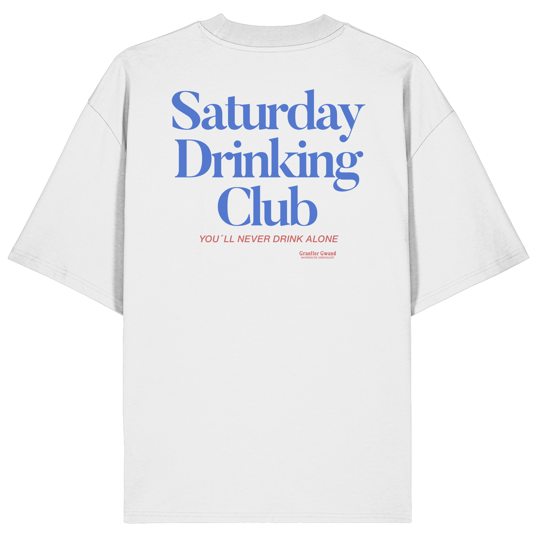 Weißes Oversize Shirt mit großem Rückenprint „Saturday Drinking Club“ in Blau und rotem Schriftzug „You'll never drink alone“.