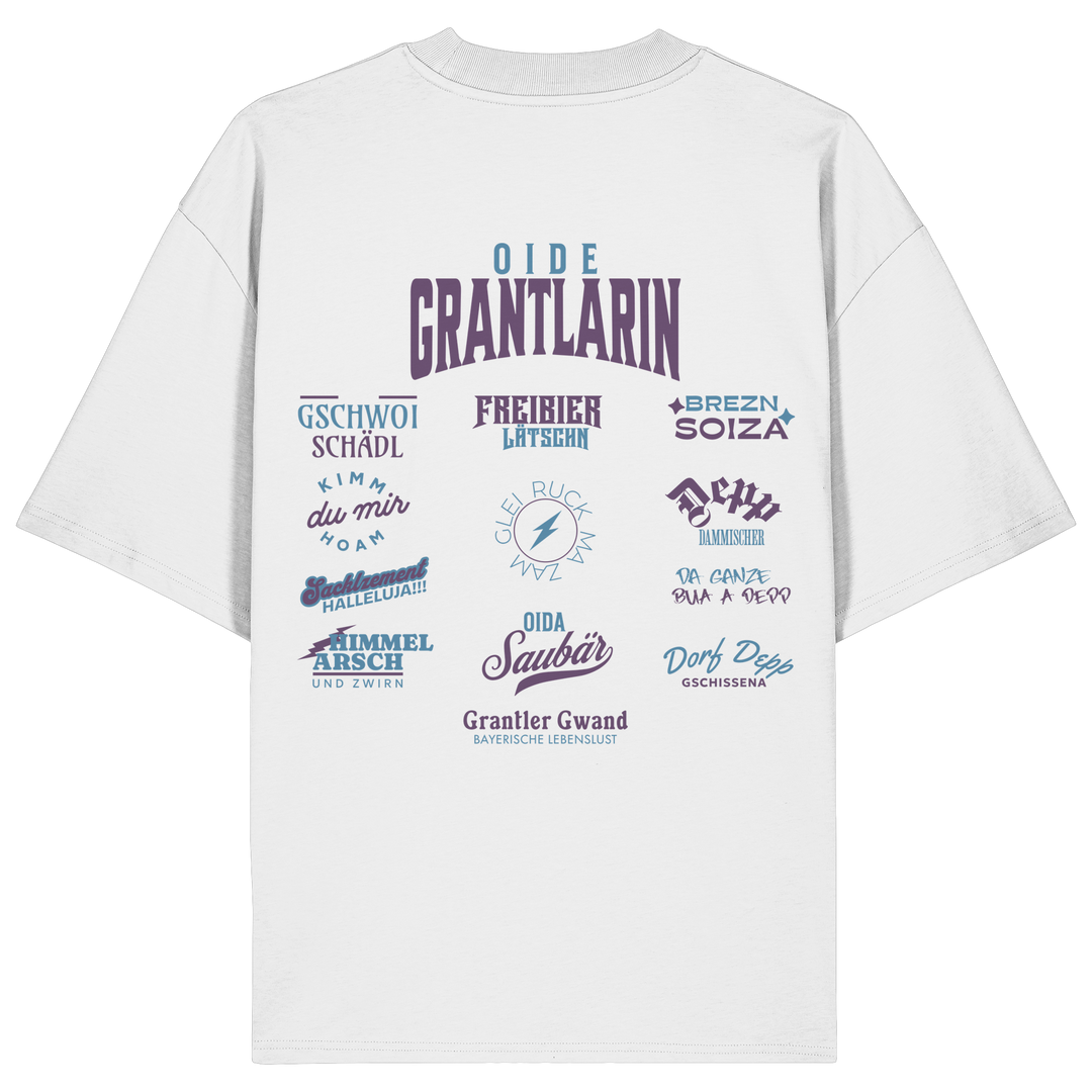 Weißes oversize Shirtmit großem Backprint „Oide Grantlarin“ und verschiedenen bayerischen Dialektbegriffen wie Gschwoi Schädl, Freibier Låtschn, Brezn Soiza, Oida Saubär und Dorf Depp von Grantler Gwand.