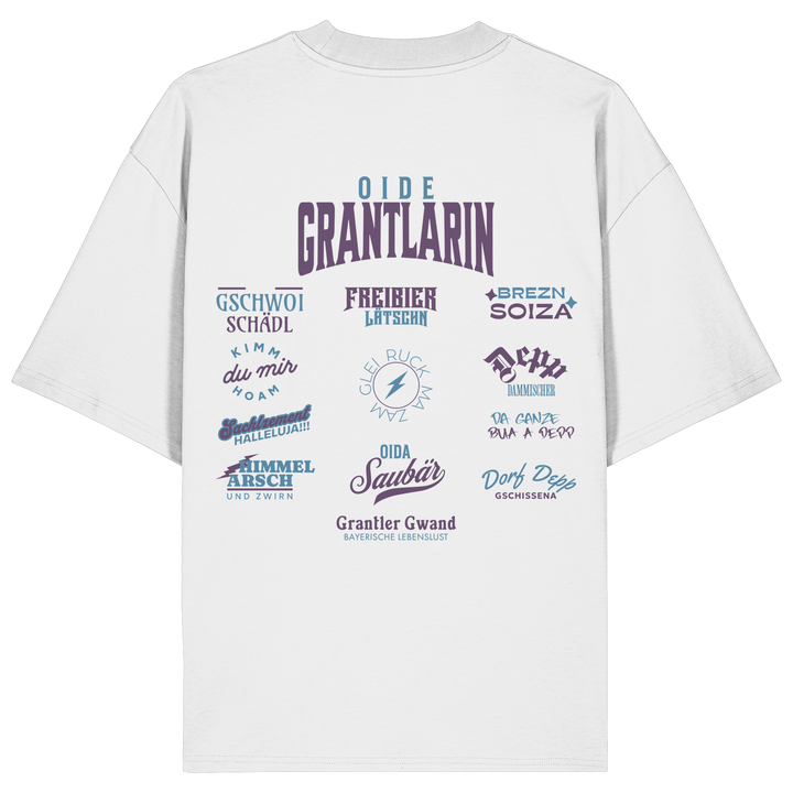 Weißes oversize Shirtmit großem Backprint „Oide Grantlarin“ und verschiedenen bayerischen Dialektbegriffen wie Gschwoi Schädl, Freibier Låtschn, Brezn Soiza, Oida Saubär und Dorf Depp von Grantler Gwand.