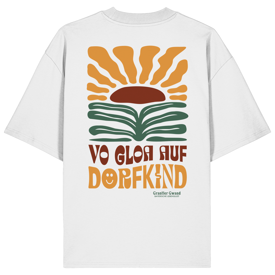 Weißes Shirt mit großem Retro-Backprint aus stilisierter Sonne und Landschaft sowie dem bayerischen Schriftzug „Vo Gloa auf Dorfkind“ in warmen Vintage-Farben.