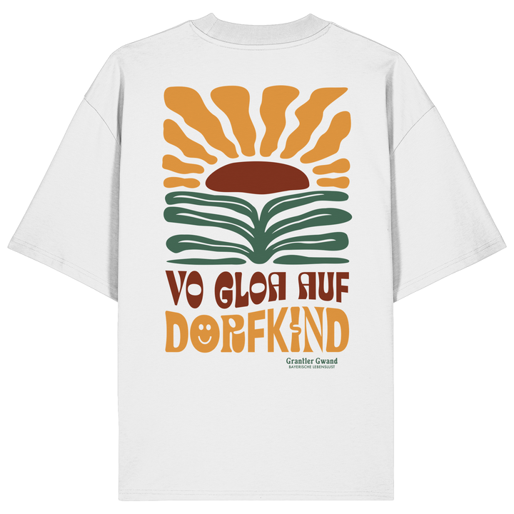 Weißes Shirt mit großem Retro-Backprint aus stilisierter Sonne und Landschaft sowie dem bayerischen Schriftzug „Vo Gloa auf Dorfkind“ in warmen Vintage-Farben.