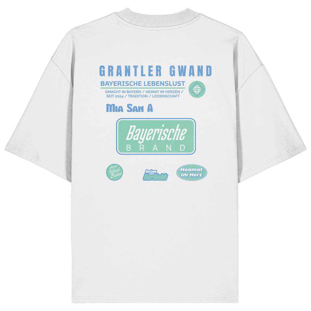 Weißes Oversize T-Shirt mit großem Grantler Gwand Backprint in Blau und Mintgrün sowie dem Schriftzug „Bayerische Brand“ im modernen Streetwear-Design.