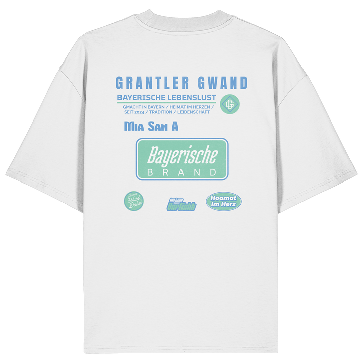 Weißes Oversize T-Shirt mit großem Grantler Gwand Backprint in Blau und Mintgrün sowie dem Schriftzug „Bayerische Brand“ im modernen Streetwear-Design.