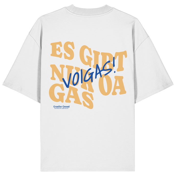 Weißes Oversize Shirt mit großem Backprint und dem bayerischen Spruch „Es gibt nur oa Gas“ im modernen Typografie-Design von Grantler Gwand.