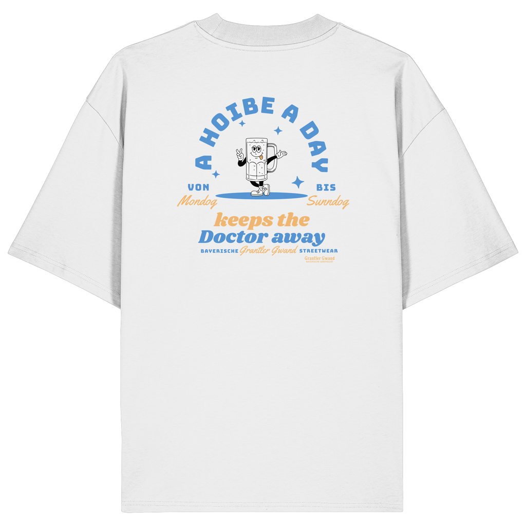 Weißes Oversize T-Shirt von Grantler Gwand mit Backprint „A Hoibe a Day keeps the Doctor away“, Bierkrug-Maskottchen im Retro-Design und hellblauen Details – bayerisches Streetwear Shirt aus Bio-Baumwolle.