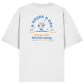 Weißes Oversize T-Shirt von Grantler Gwand mit Backprint „A Hoibe a Day keeps the Doctor away“, Bierkrug-Maskottchen im Retro-Design und hellblauen Details – bayerisches Streetwear Shirt aus Bio-Baumwolle.