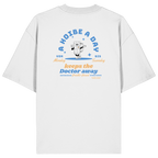 Weißes Oversize T-Shirt von Grantler Gwand mit Backprint „A Hoibe a Day keeps the Doctor away“, Bierkrug-Maskottchen im Retro-Design und hellblauen Details – bayerisches Streetwear Shirt aus Bio-Baumwolle.