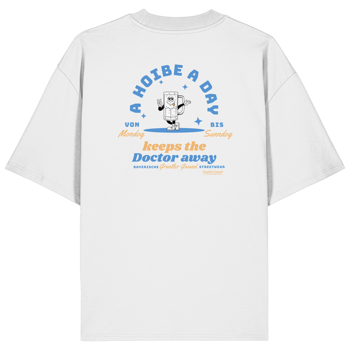 Weißes Oversize T-Shirt von Grantler Gwand mit Backprint „A Hoibe a Day keeps the Doctor away“, Bierkrug-Maskottchen im Retro-Design und hellblauen Details – bayerisches Streetwear Shirt aus Bio-Baumwolle.
