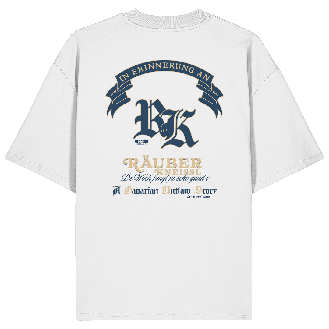 Weißes Oversize T-Shirt mit großem „Räuber Kneißl“-Backprint in Blau und Beige sowie historischen Schriftzügen im modernen Streetwear-Design.