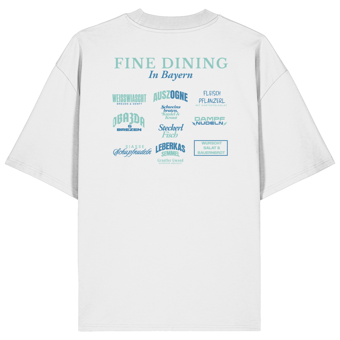Weißes Oversize-T-Shirt mit grünem „Fine Dining in Bayern“-Backprint – bayerische Streetwear mit humorvollem Motiv rund um bayerische Küche von Grantler Gwand.