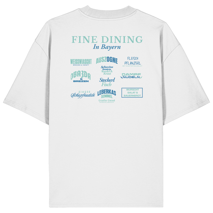 Weißes Oversize-T-Shirt mit grünem „Fine Dining in Bayern“-Backprint – bayerische Streetwear mit humorvollem Motiv rund um bayerische Küche von Grantler Gwand.