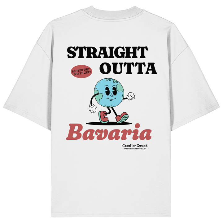 Weißes oversize Shirt mit großem Backprint „Straight Outta Bavaria“, einer laufenden Weltkugel und dem Schriftzug „Bester Ort. Beste Zeit.“ von Grantler Gwand.