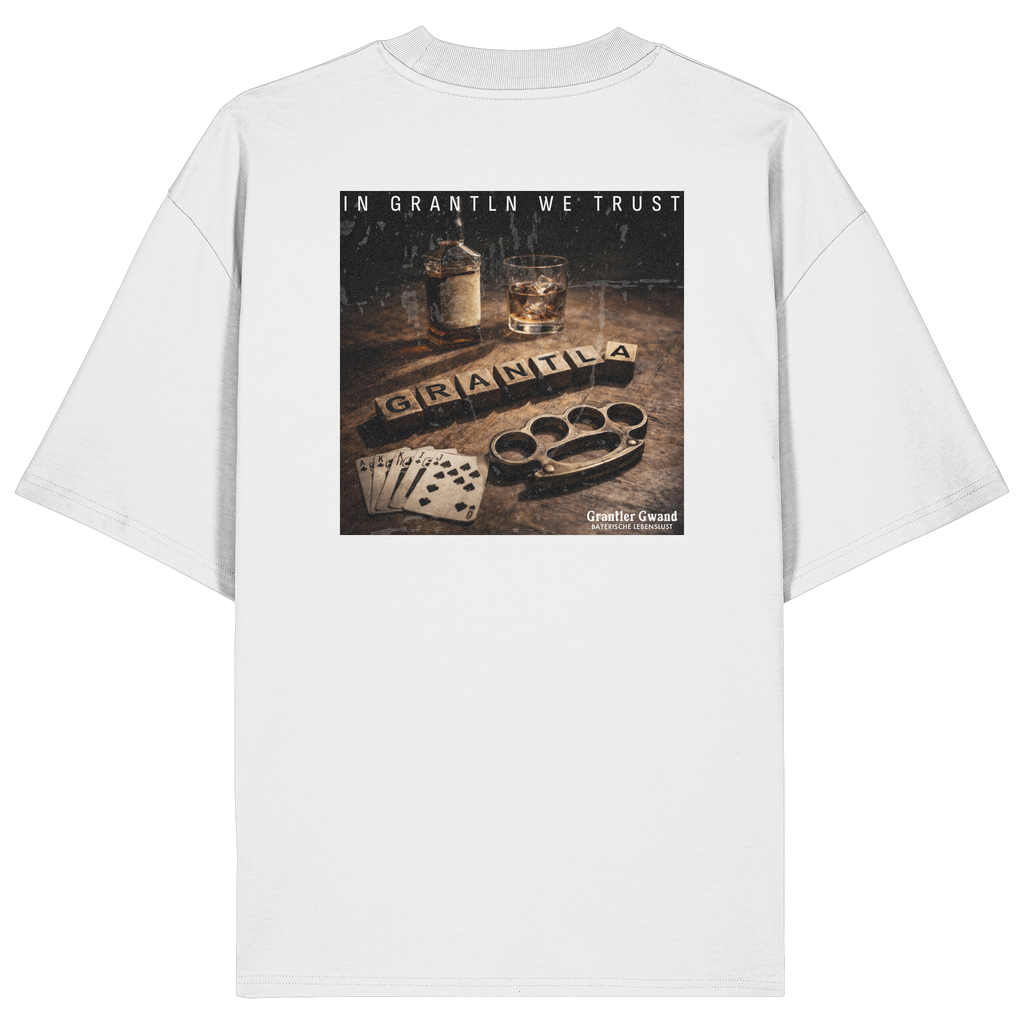 Weißes Oversize-T-Shirt mit großem Backprint „In Grantln we Trust“ im Vintage-Look. Bayerisches Streetwear-Motiv mit rustikalen Elementen und markantem Rückendruck. Hochwertiges Unisex Oversize-Shirt aus Bio-Baumwolle, designed und bedruckt in Bayern von Grantler Gwand.