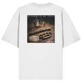 Weißes Oversize-T-Shirt mit großem Backprint „In Grantln we Trust“ im Vintage-Look. Bayerisches Streetwear-Motiv mit rustikalen Elementen und markantem Rückendruck. Hochwertiges Unisex Oversize-Shirt aus Bio-Baumwolle, designed und bedruckt in Bayern von Grantler Gwand.