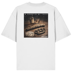 Weißes Oversize-T-Shirt mit großem Backprint „In Grantln we Trust“ im Vintage-Look. Bayerisches Streetwear-Motiv mit rustikalen Elementen und markantem Rückendruck. Hochwertiges Unisex Oversize-Shirt aus Bio-Baumwolle, designed und bedruckt in Bayern von Grantler Gwand.