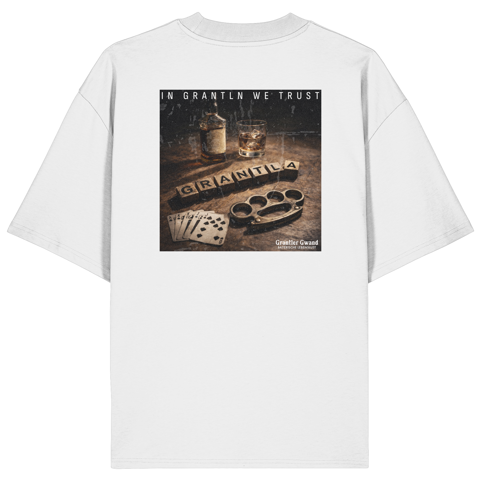 Weißes Oversize-T-Shirt mit großem Backprint „In Grantln we Trust“ im Vintage-Look. Bayerisches Streetwear-Motiv mit rustikalen Elementen und markantem Rückendruck. Hochwertiges Unisex Oversize-Shirt aus Bio-Baumwolle, designed und bedruckt in Bayern von Grantler Gwand.